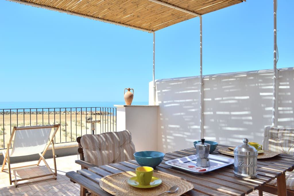 The lovely terrace where you will enjoy the beautiful view - Dettaglio del terrazzo con vista mare