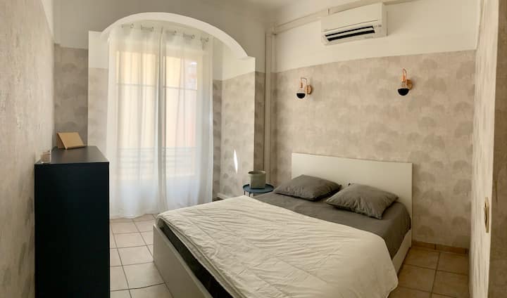 ห้องพักกว้างขวางมีเครื่องปรับอากาศพร้อมเตียงควีนไซส์ 