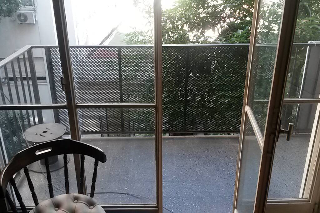 Balcón con luz de mañana y luminoso por las tardes.