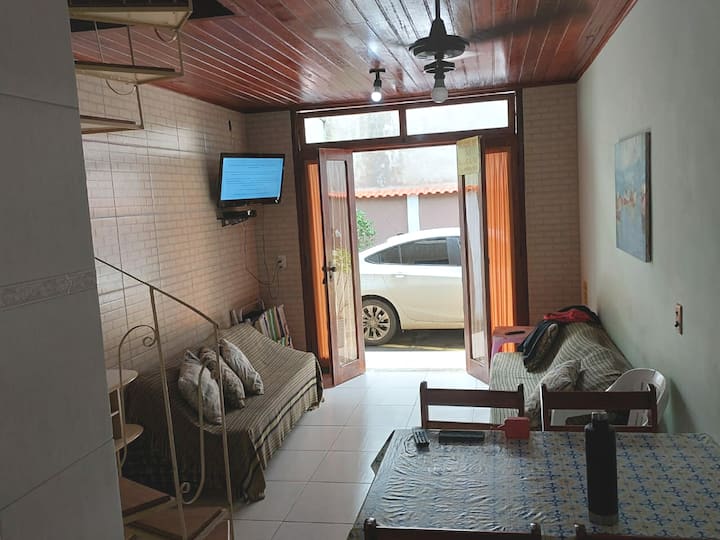 Entree kamer bestaande uit 2 bed banken, tv, plafondventilator en wifi.