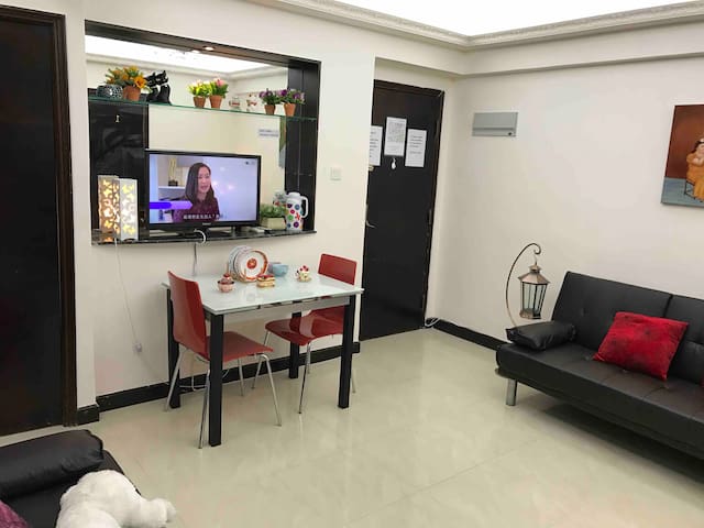 Spacious 3 BR 12ppl Beside MTR :)