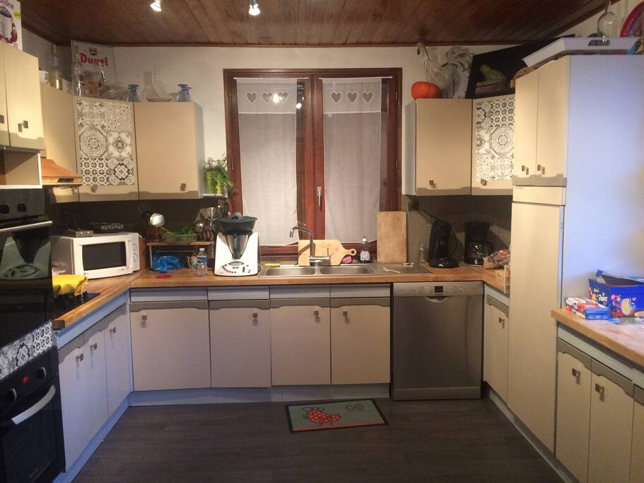Grande Cuisine niv 0 toute équipée lave vaisselle, 2 fours, appareils à raclette à fondue à reblochonade ... robot ménager