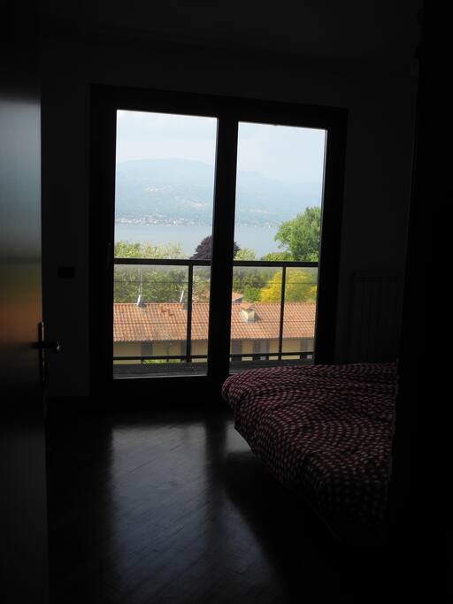 Vista lago camera da letto matrimoniale esposta a Ovest
