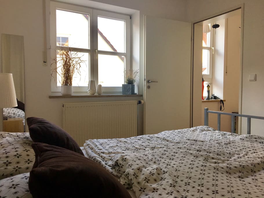 Das Zimmer liegt auf derselben Etage wie das Badezimmer.