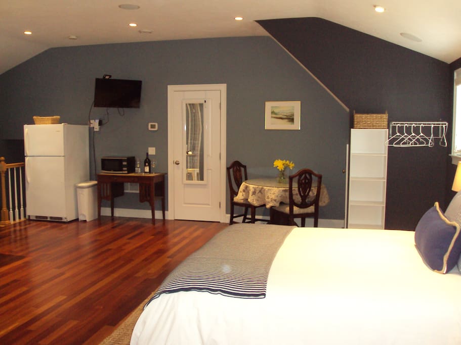Cable TV, Wifi access, AC/Heat control