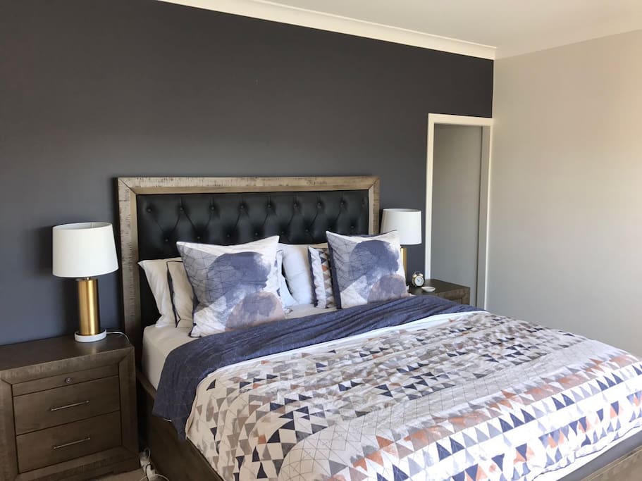 Bedroom 1 - King bed