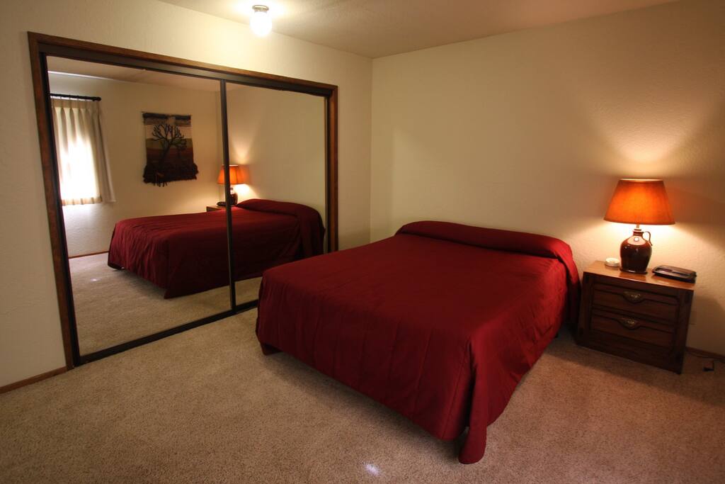 Downstairs Queen Master Bedroom/Bath En Suite