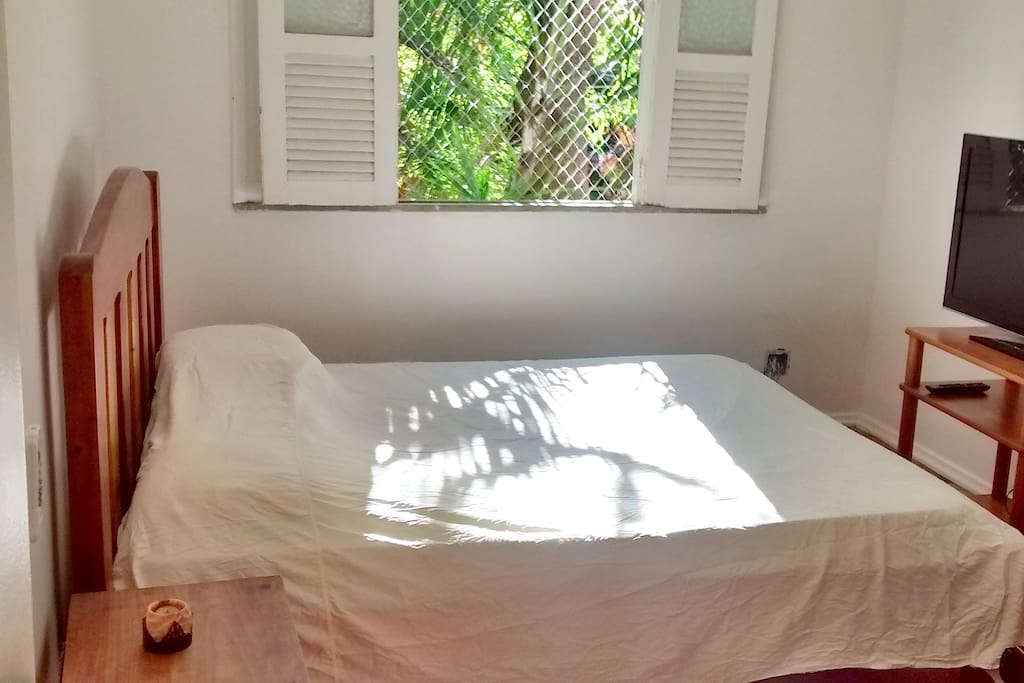 Quarto com cama de casal queen size.