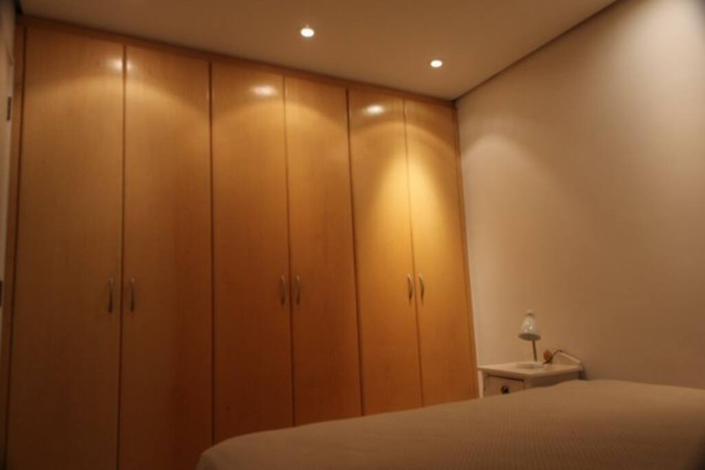 Quarto de casal, com armários, janela anti ruído