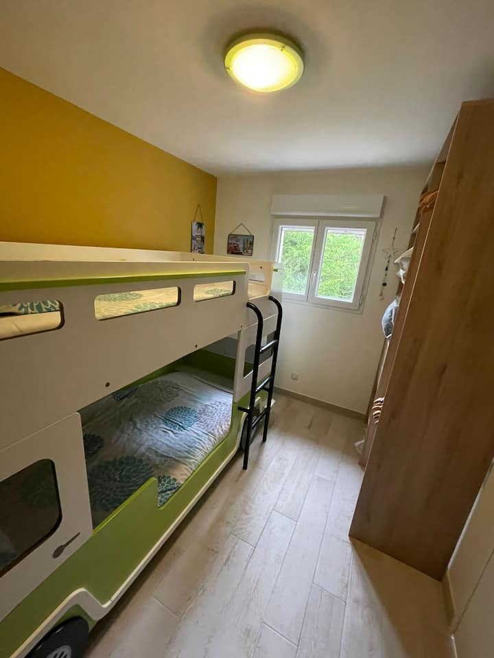 ห้องพักพร้อมเตียงสองชั้น (1.90 * 90) ที่สามารถรองรับผู้ใหญ่ได้ด้วย  ห้องแต่งตัวสวยงามพร้อมไม้แขวนเสื้อไม้ 24 อันเตารีด