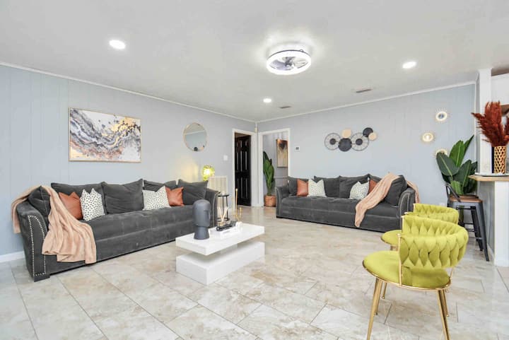 Spacious 5 Bedrooms Home - Houston, TX