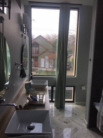 F1 Discount Luxurious Home: Minutes from Downtown gallery image 5