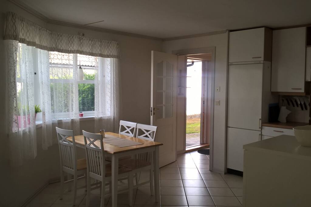 Living room area - eating table seats 5-6 - Spisegruppe til 5-6 personer