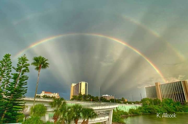 Mint room for one guest, 5 miles to CW beach