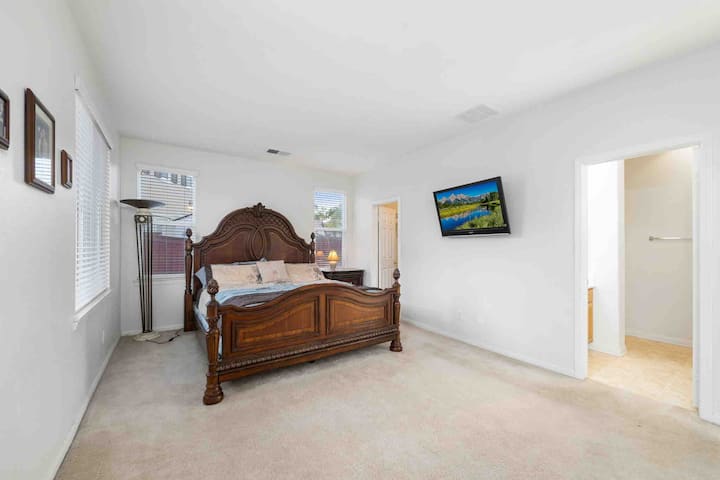 Главен изглед към спалнята от първия етаж 2