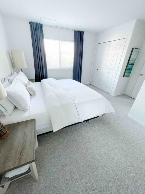 Top performing Airbnb: Hottub/movie theatre/pool table/WINE TOURS in West Kelowna
