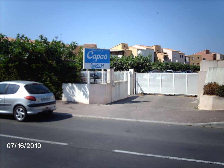 Entrée de la résidence sécurisée. Parking privé