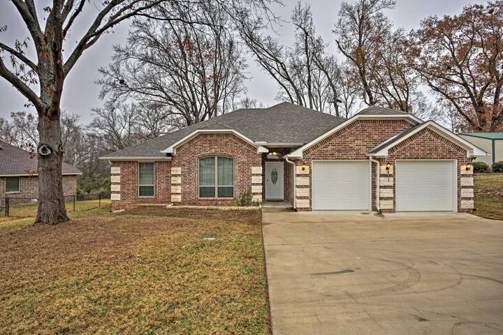 Quiet Lindale Home - 10-Min Walk to Love and War!