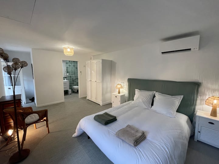 Suita Manon 25 m2 me banjë dhe tualet. Krevat 160 cm, dekorim i këndshëm 