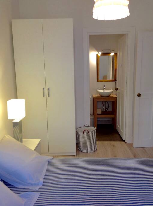 Habitación matrimonio con baño en suite y balcón a la calle