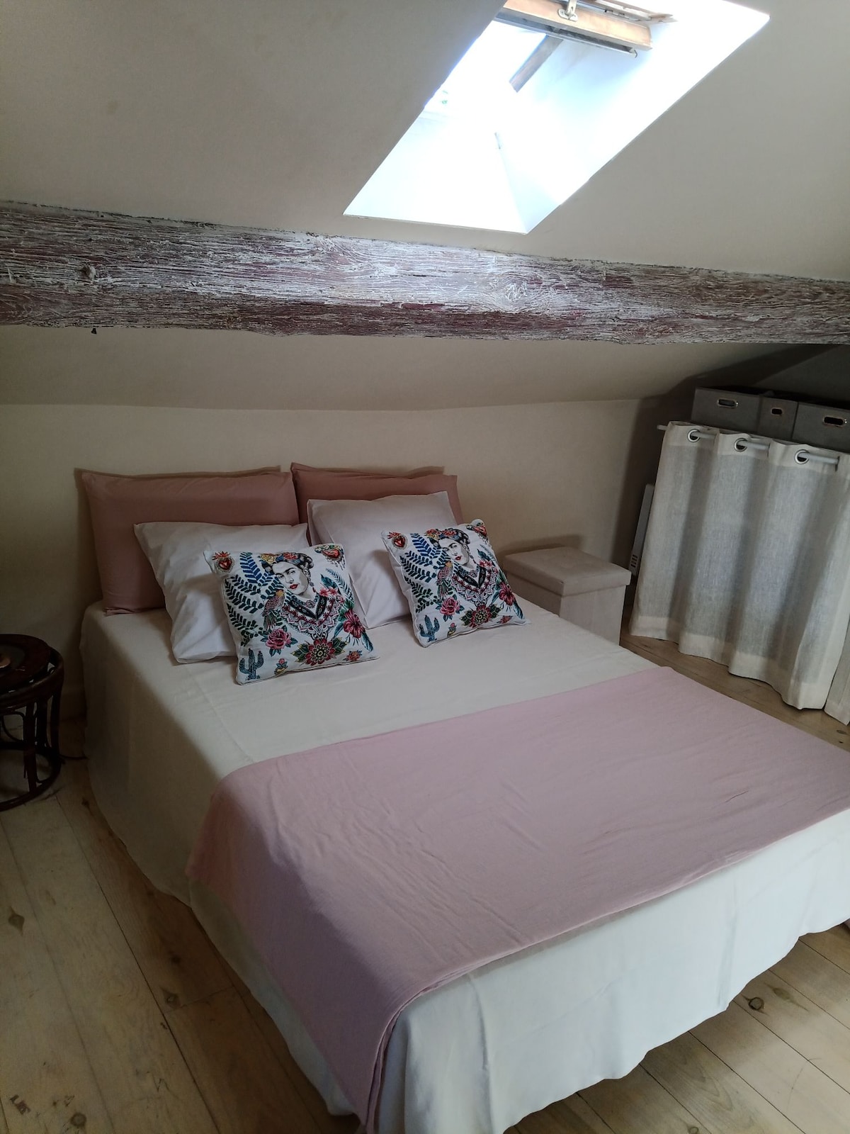 带velux的阁楼卧室 