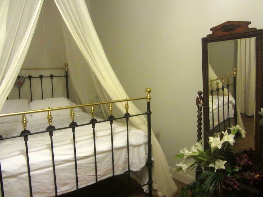 UK King size Victorian bed. Quality cotton bedlinen. 13m2 room. Oak floor and beams. Mosquito net gives an air of Romance.