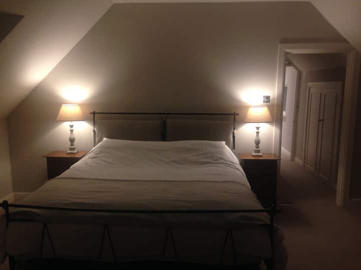 Главна спална соба, супер брачен кревет (широк 150-179 см), сопствена бања