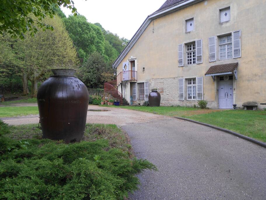 Vous arrivez dans la cours d' honneur
