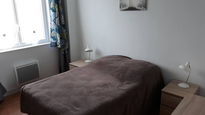 Soveværelse: Dobbeltseng 140. Sengetøj €/sæt. Ekstra åbning. Bord,stol, skrivebordslampe, 2tablesat nat, opbevaringsmøbler, skammel. Fritidsgulv. Sommer:ventilator, mørklagt isolerende gardin. Vinter:elektrisk radiatorq.Rideaux