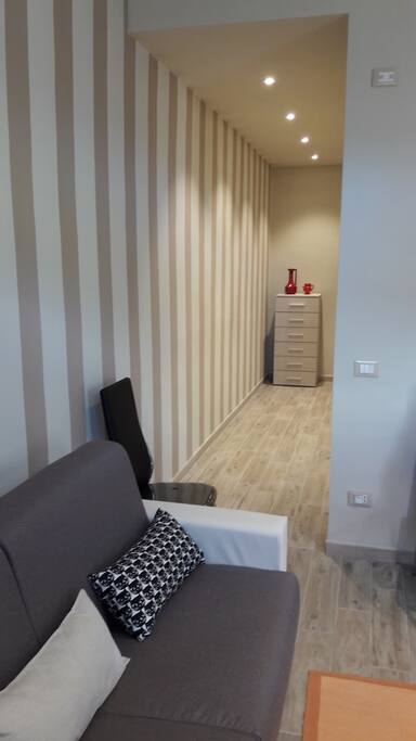 Divano letto nella sala comune e corridoio che porta alle camere