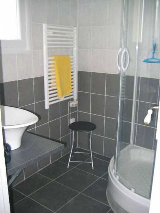 La salle de douche avec baignoire et transat pour les bébés