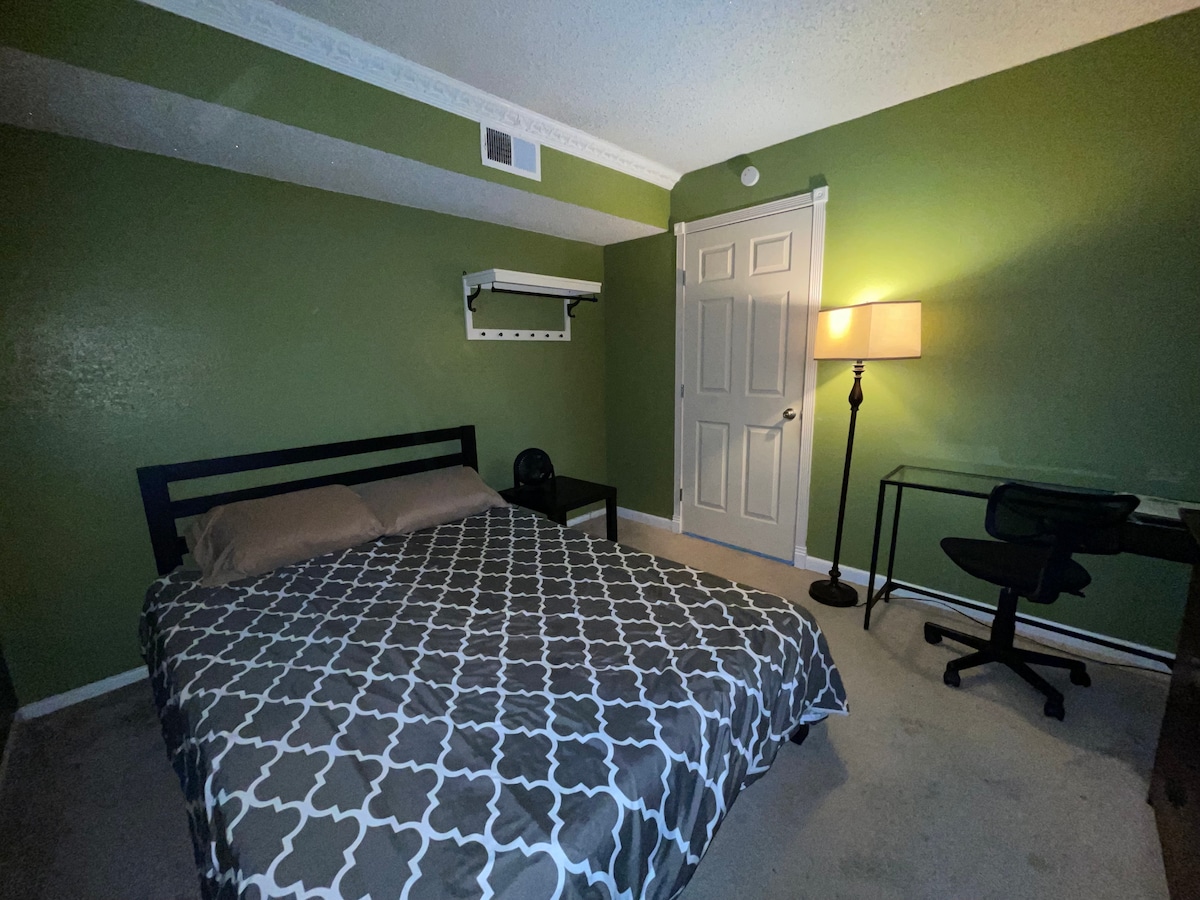 Pohodlná plyšová plyšová manželská posteľ Queen s lampou, odkladacím stolom a písacím stolom