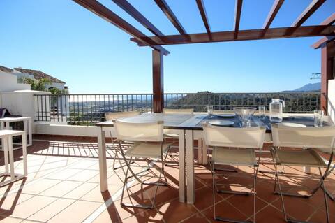 Corona-free, penthouse views, pool, Netflix & Wifi