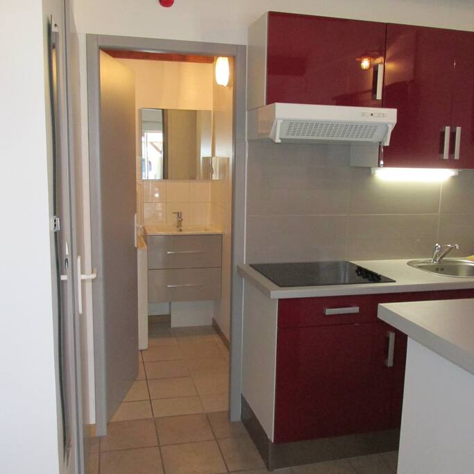 En fond, salle d'eau et WC indépendants
