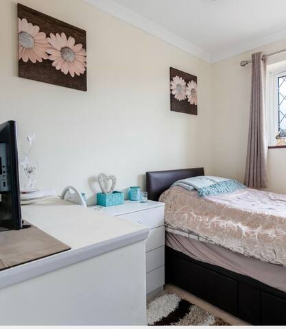 Single room with good travel links to Gatwick