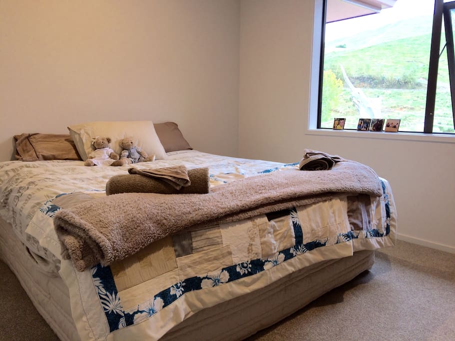 1 of the two guest bedrooms this has a King Size Bed