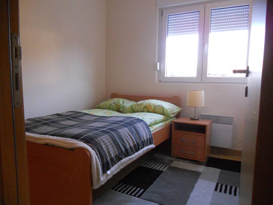 Schlafzimmer, neues Bett und Matratze für 2 Personen.