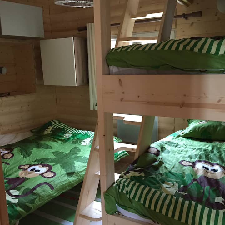 Dortoir en version 5 personnes avec lit gigogne en 140 et 3 lits superposés