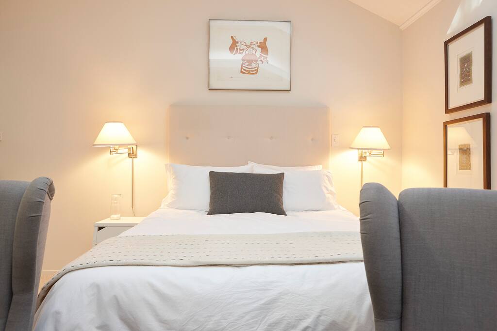 Queen bed, excellent reading lamps.