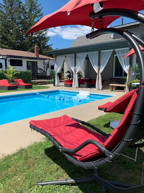 Suburban Oasis with Private Pool, Hottub & Gym