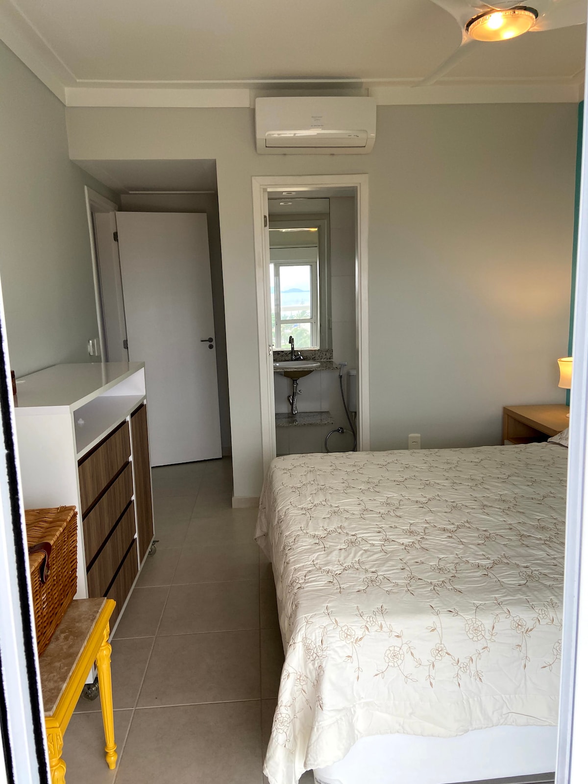 Ორადგილიანი ოთახის უნიტაზი და კონდიციონერი 3 