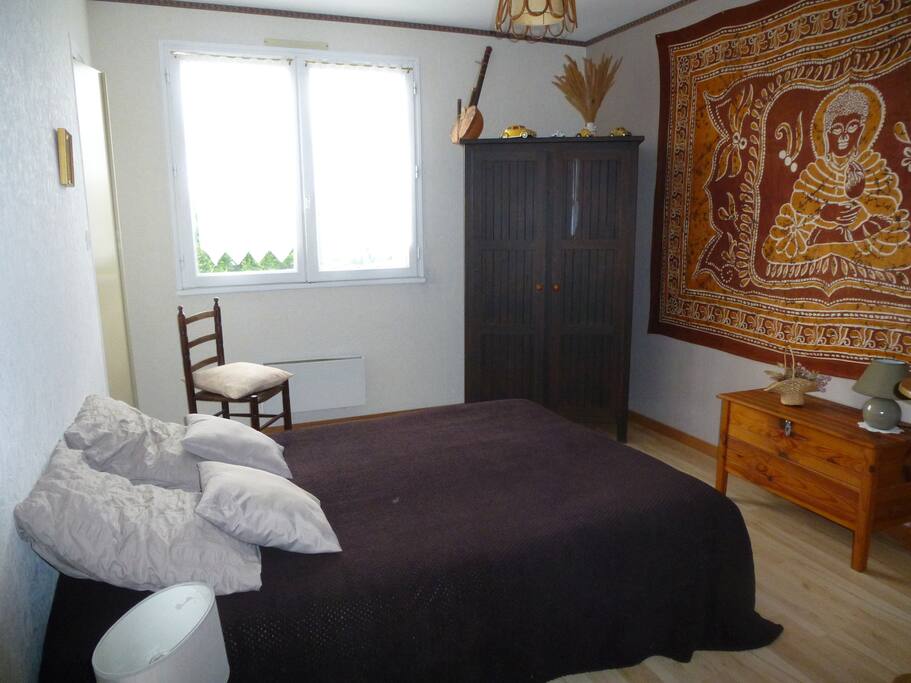 Chambre lumineuse avec cabinet de toilette privé ( lavabo/bidet ).