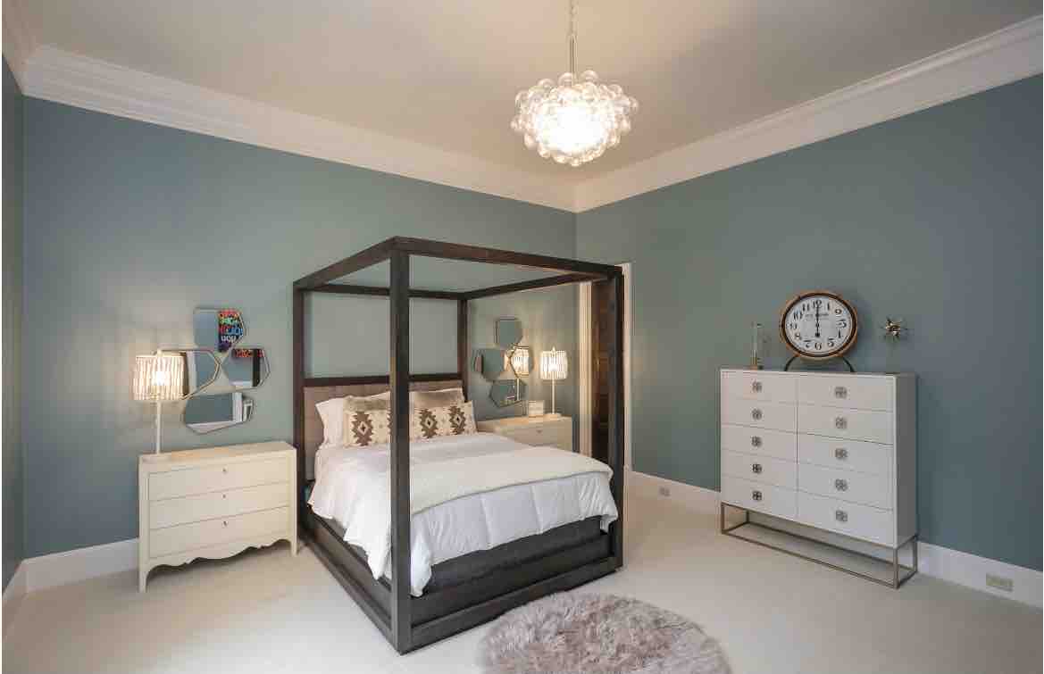 Spavaća soba s bračnim krevetom, stropom od 12'i kupaonicom koja se nalazi pored kupaonice