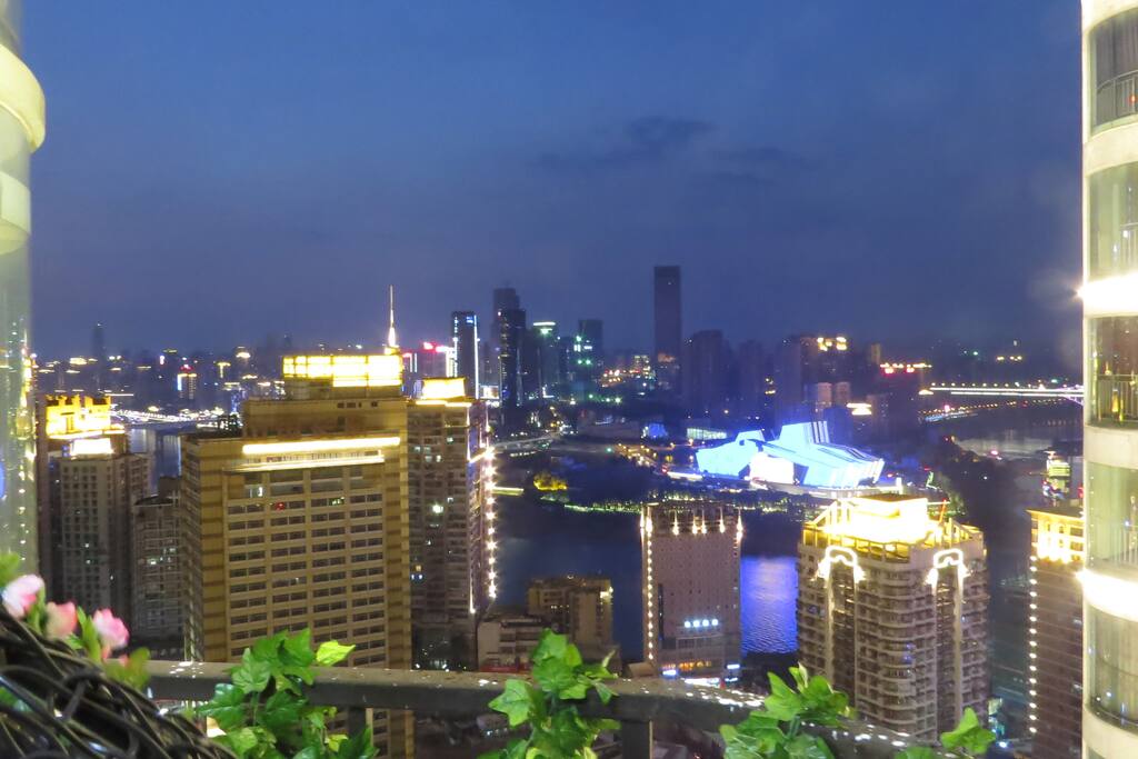 阳台赏重庆夜景