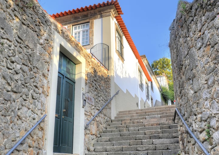 Spacious duplex with garden access Flats for Rent in Porto, Portugal