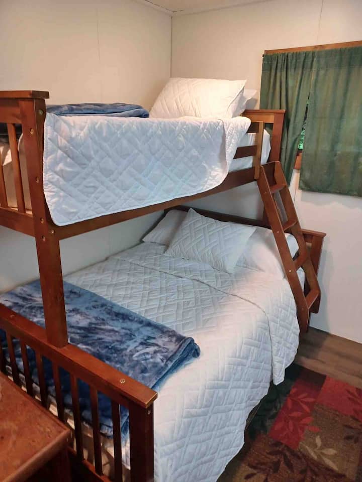 Dhomë gjumi e freskët dhe e pastër 2 