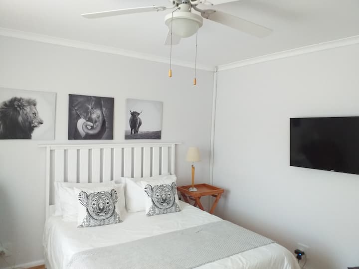 Dormitorio 2. Cama tamaño queen.