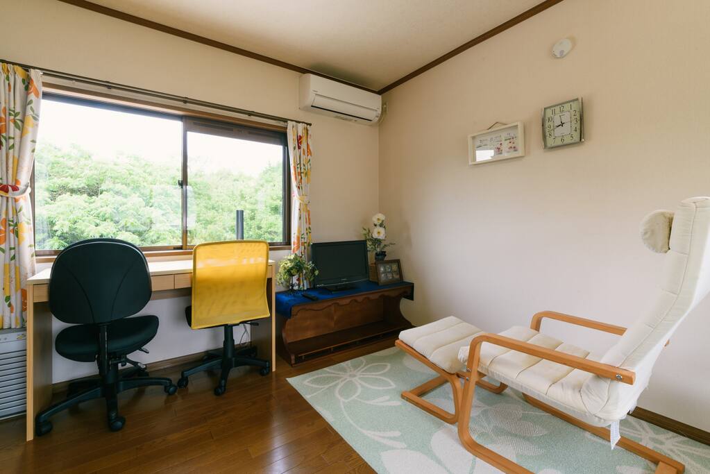 部屋の外は緑一面