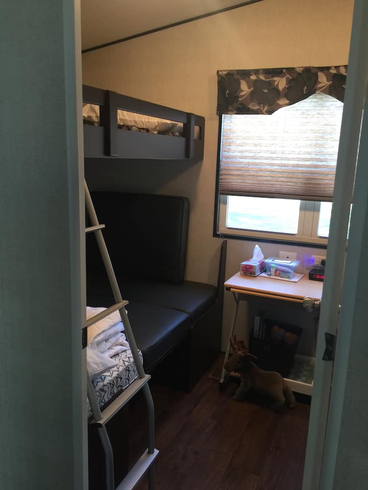 Toto je ľavá strana druhej spálne s 2 oddelenými posteľami a 2 manželskými posteľami. 