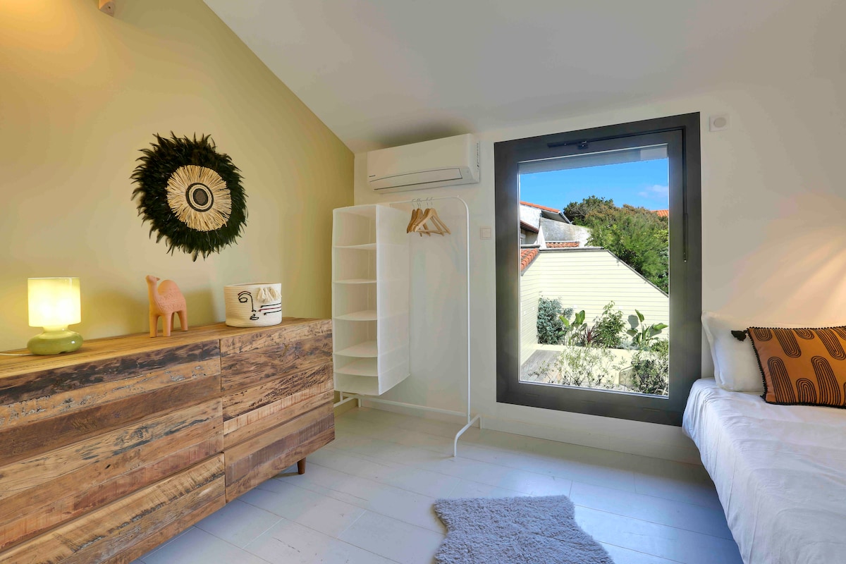 儿童宿舍， 3张床，包括2张高高的泳池景观